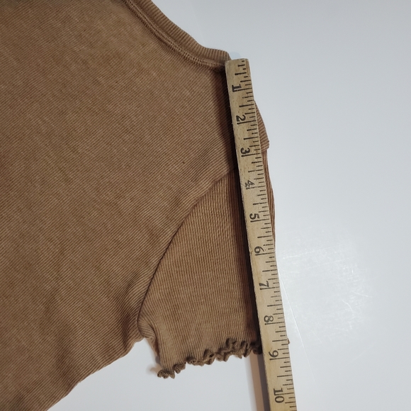 Hollister girls white shorts 23" waist Flower embroidery with tan t-shirt. - Picture 7 of 11